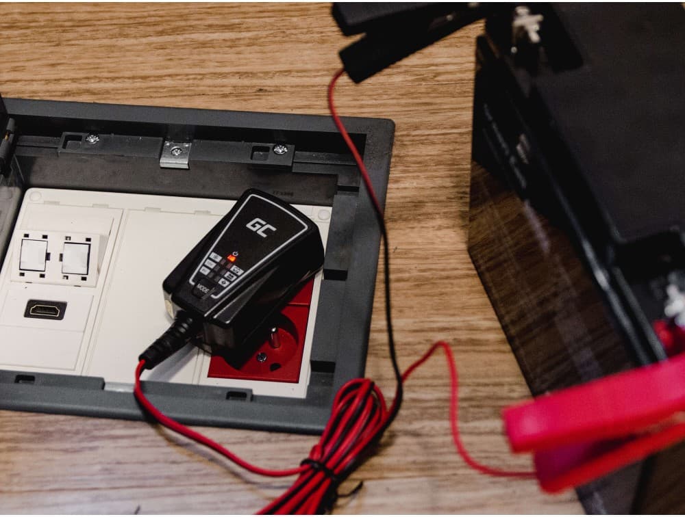 Oplader voor accu's 6V / 12V (1A) thumbnail 2