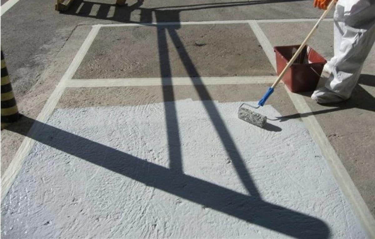 Rust-Oleum Tarmacoat Wegenverf - RAL 9016 Verkeerswit - 5L thumbnail 2