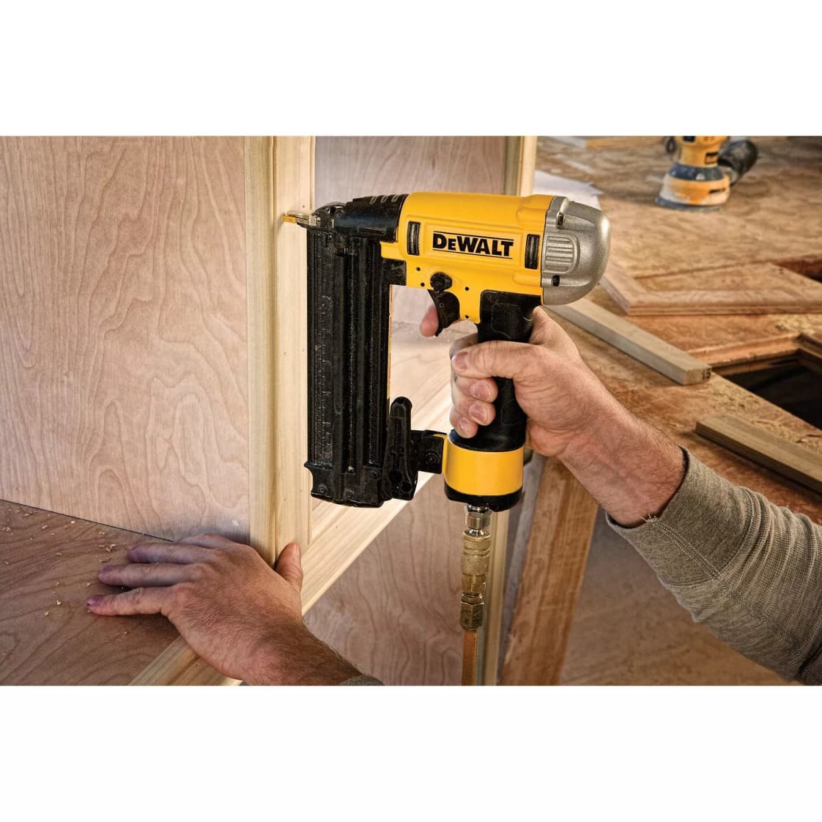 DeWALT DPN1850PP Pneumatische Afwerktacker - Olievrij - 18 Gauge - 15-50mm - 4,8-8,3 Bar thumbnail 2