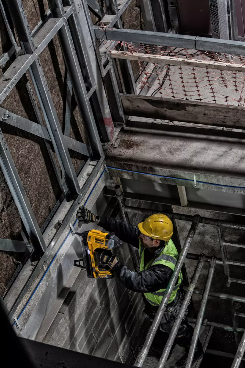 DeWALT DCN890P2-QW 18V Li-ion XR Accu Betontacker Set (2x 5.0Ah) In Koffer - Koolborstelloos thumbnail 3