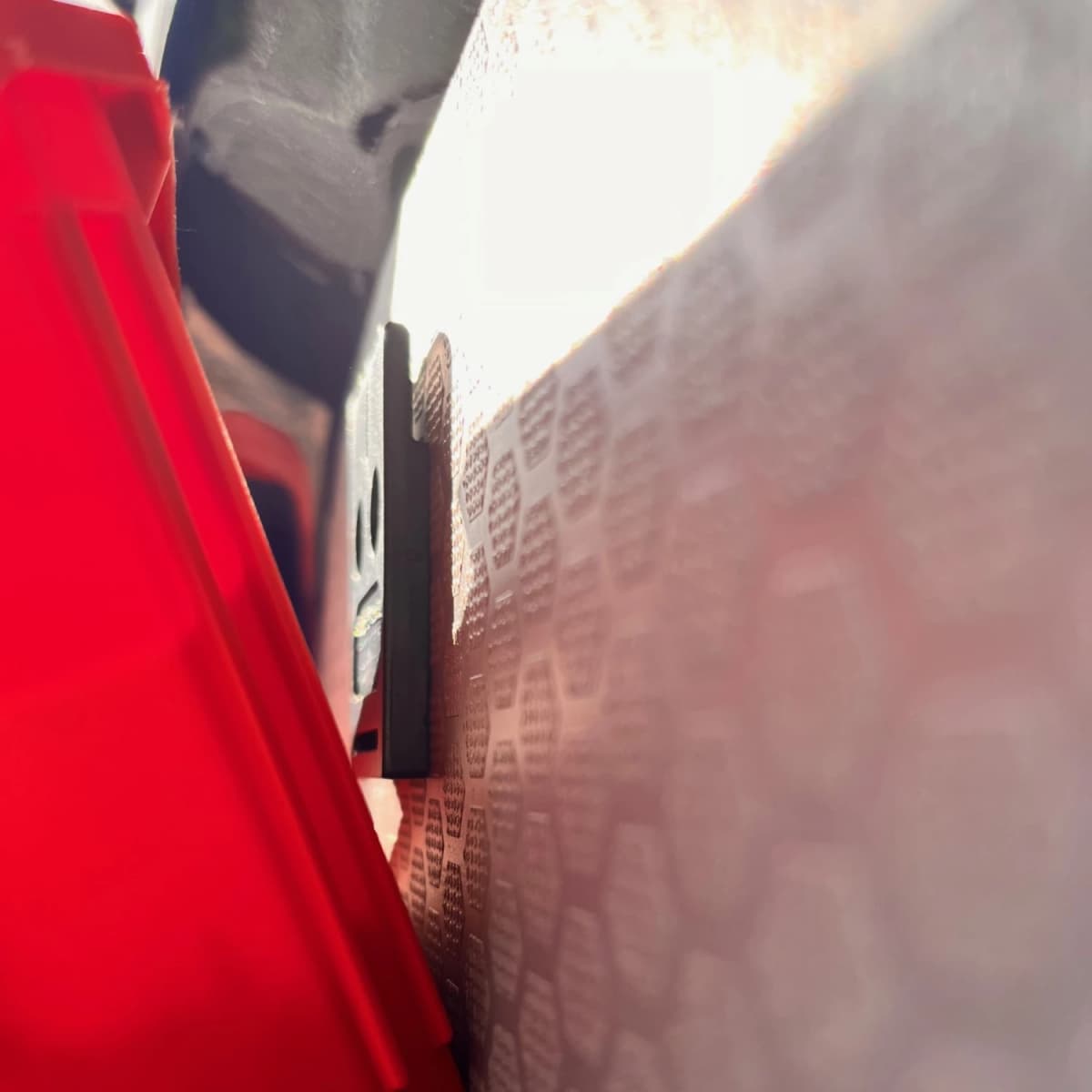 StealthMounts OM-BIN-BLK-8 Bin Buddy Mount - Voor Milwaukee PACKOUT™ / Ridgid / AEG / Keter - Zwart - 8 Stuks thumbnail 3