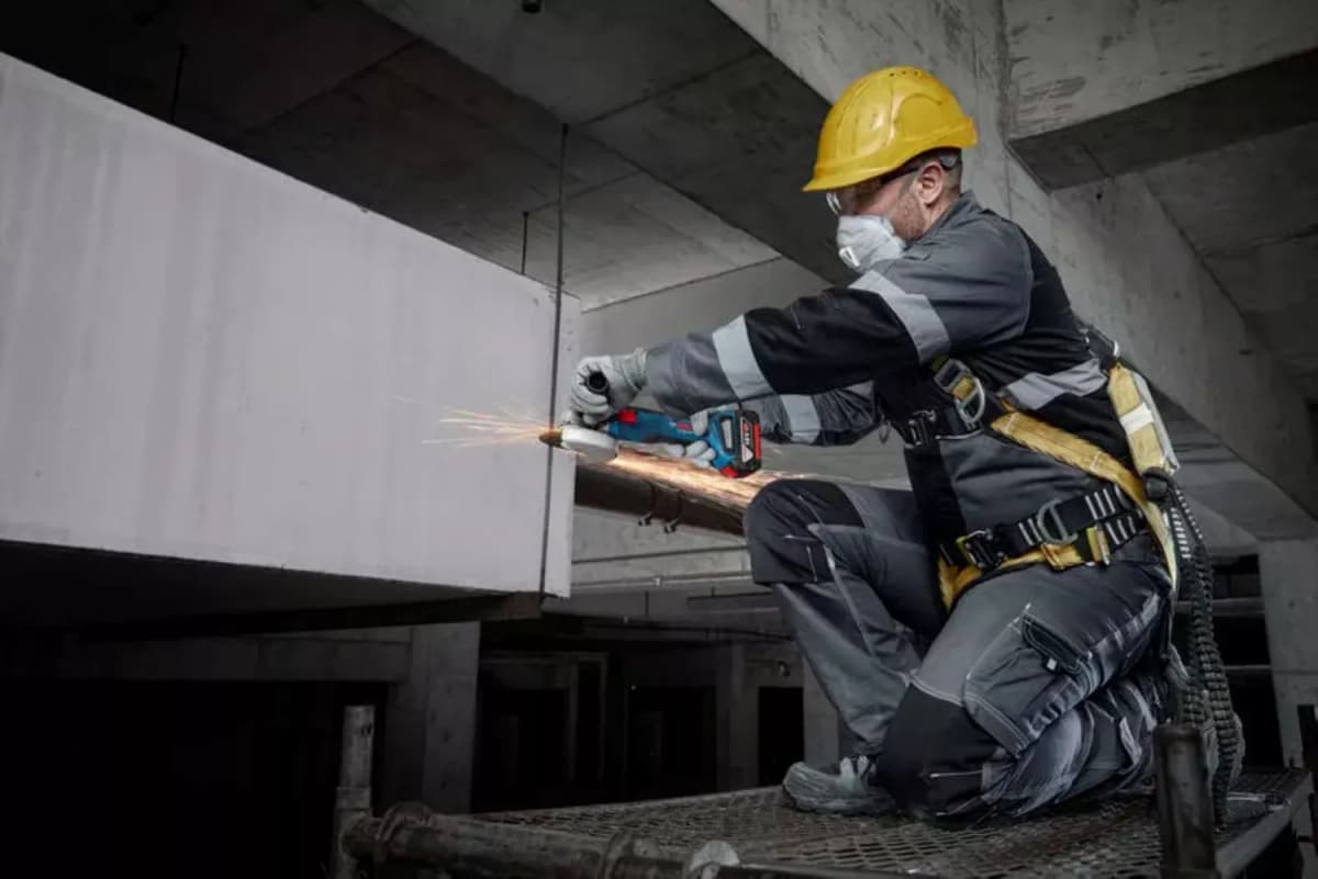 Bosch 18V Accu Klopboormachine (GSB 18V-65)&Accu Haakse Slijper (GWS 18V-8) Combiset (2x 4.0Ah + Lader) thumbnail 4