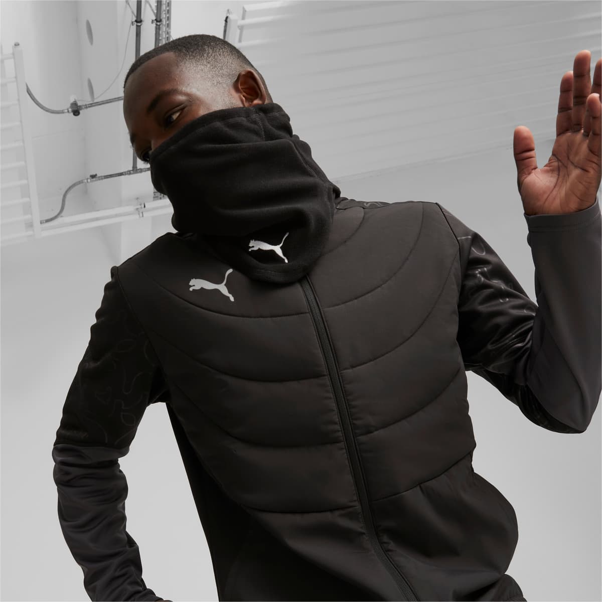 PUMA Individuele WINTERBESTENDIGE voetbalnekwarmer, Zwart/Wit thumbnail 4