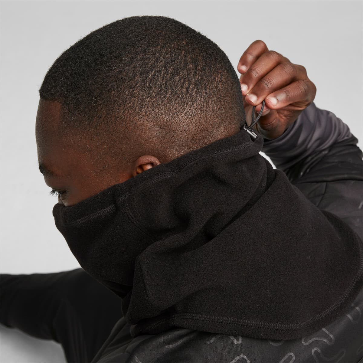 PUMA Individuele WINTERBESTENDIGE voetbalnekwarmer, Zwart/Wit thumbnail 3