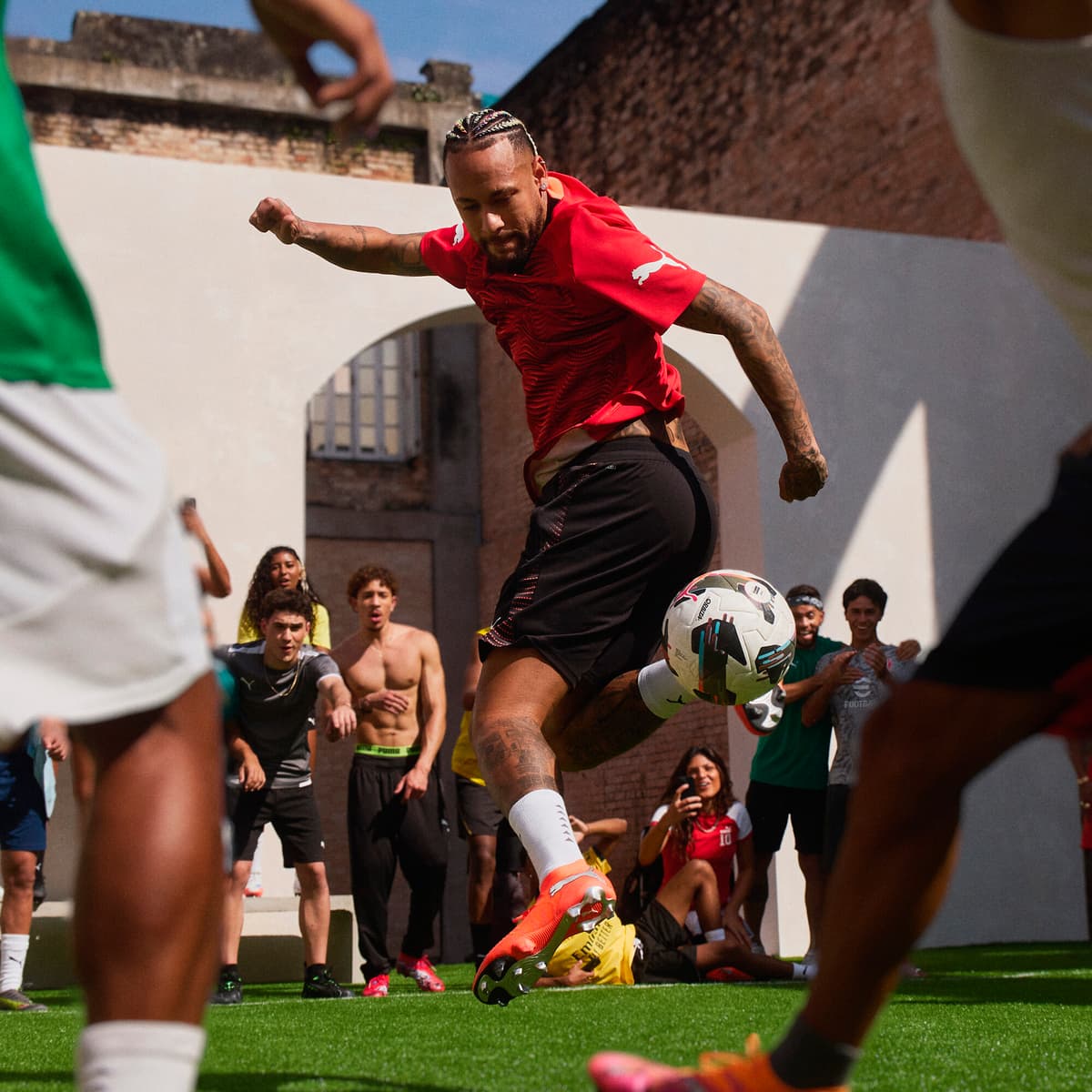 PUMA FUTURE 9 ULTIMATE FG uniseks voetbalschoenen, Zwart/Rood/Wit, Maat 38,5 thumbnail 2