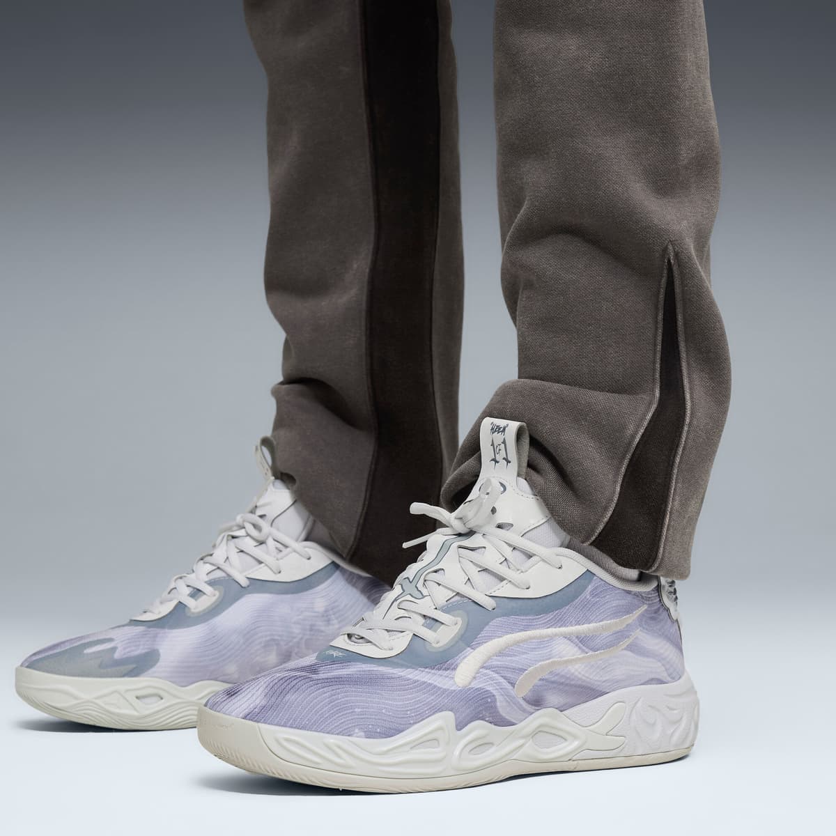 PUMA MB.04 Lo Team uniseks basketbalschoenen, Grijs, Maat 40,5 thumbnail 9