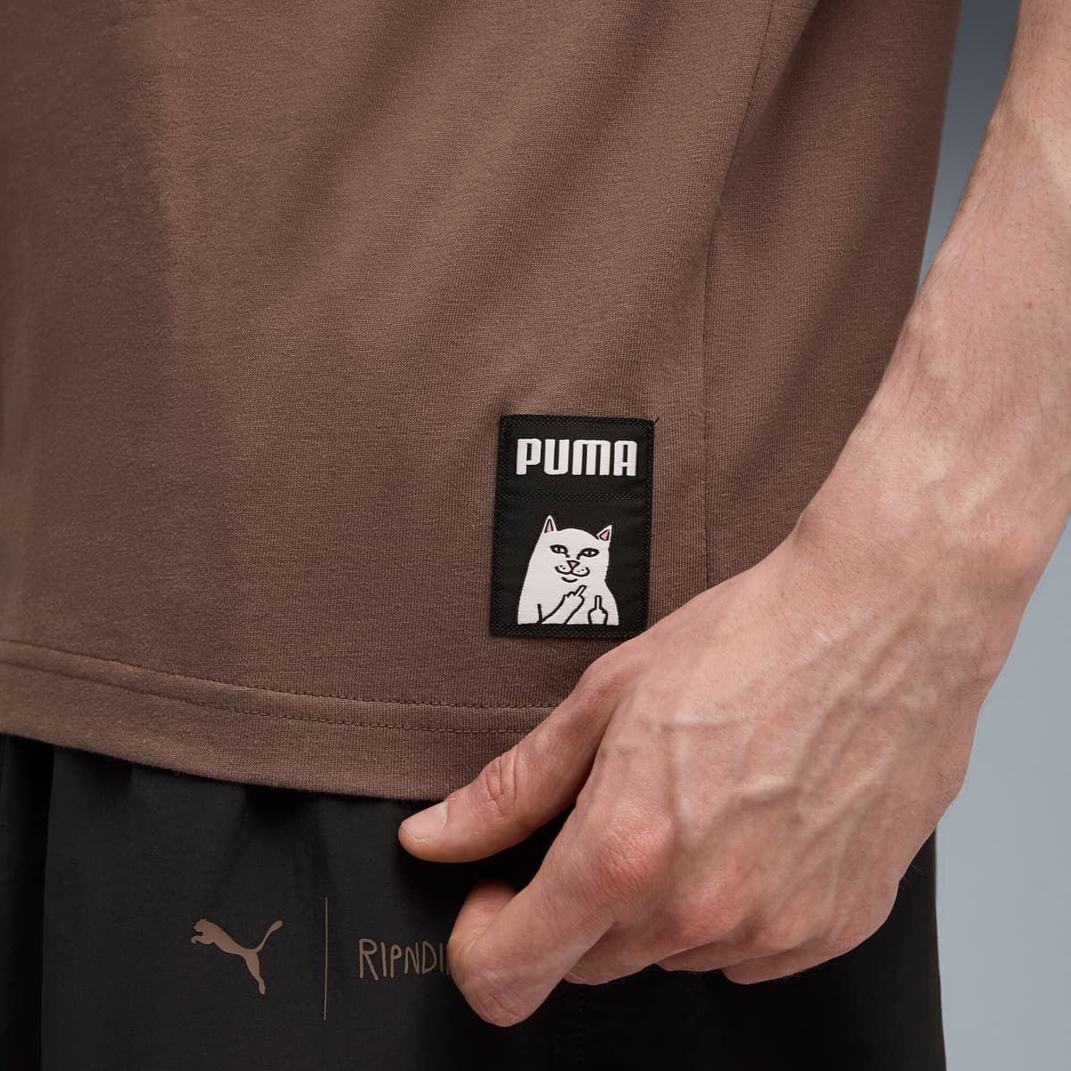 PUMA x RIPNDIP T-shirt met zakje uniseks voor Heren, Brons, Maat L thumbnail 4