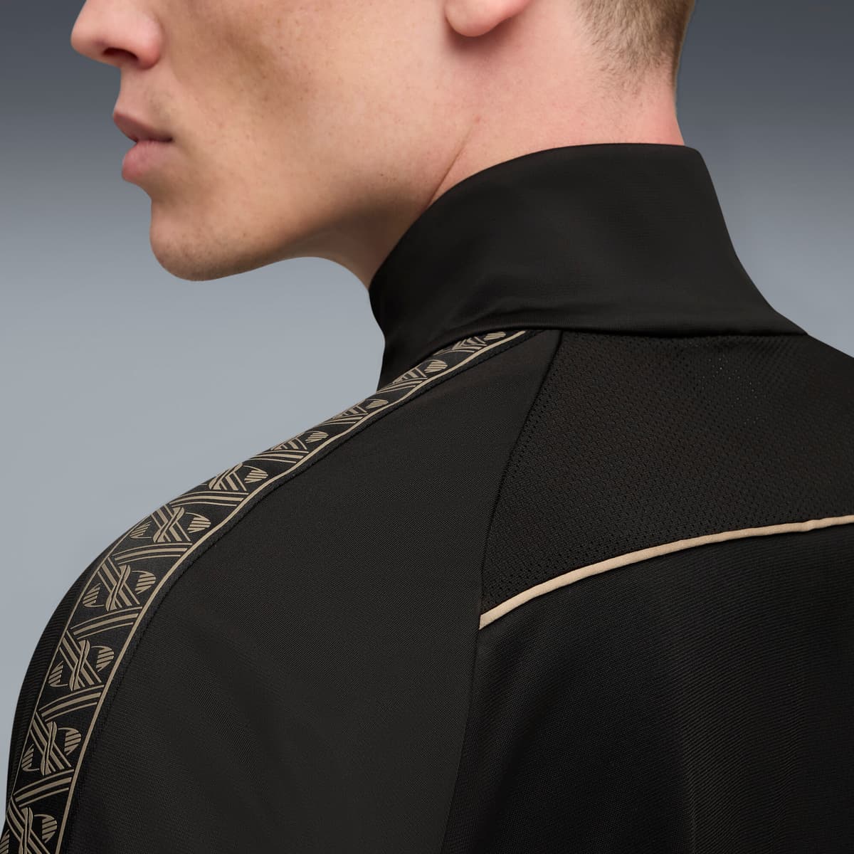 PUMA KINGtouch voetbaltop met kwartrits voor Heren, Zwart/Goud, Maat 3XL thumbnail 4