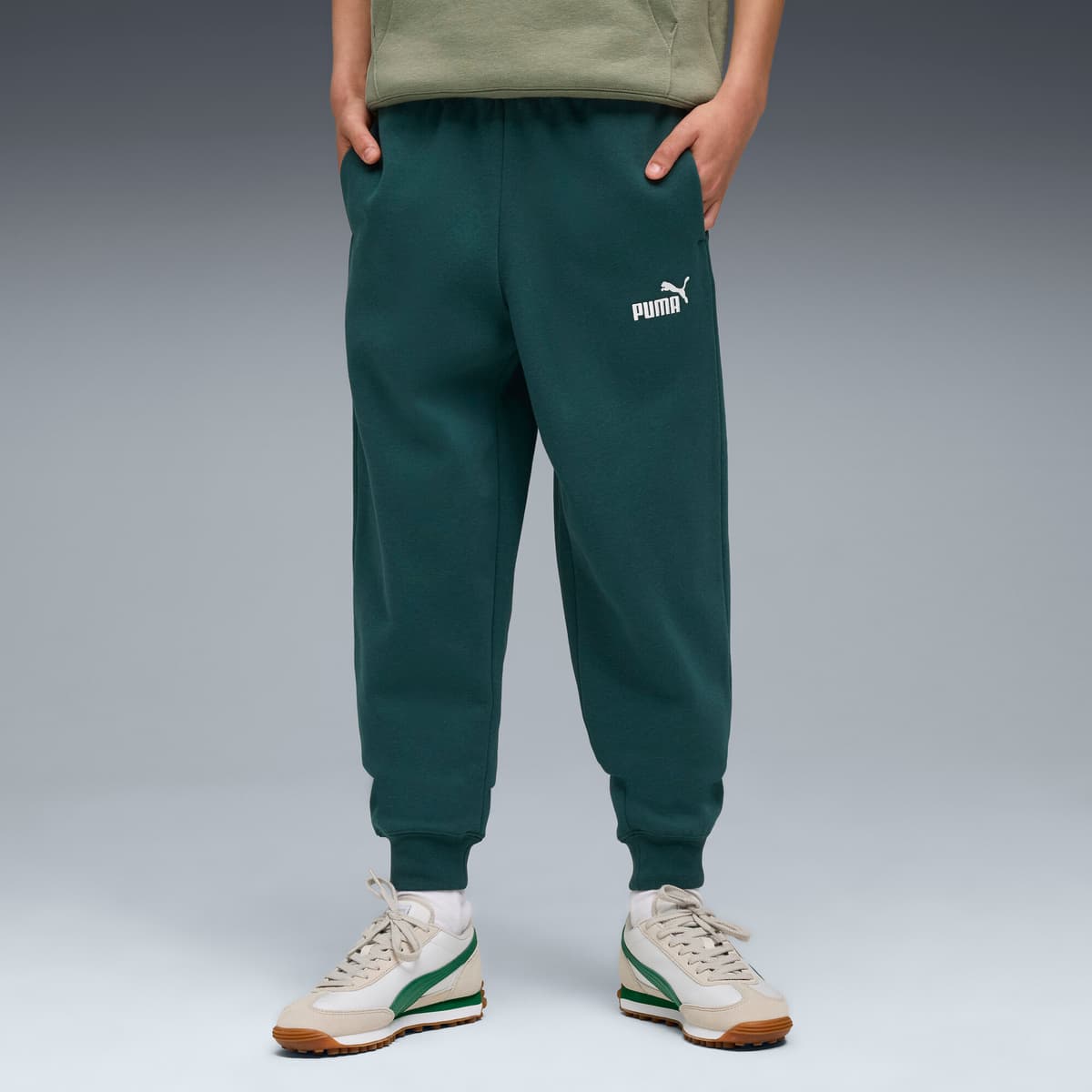 PUMA ESS No. 1-logo fleece sweatpant voor Heren, Groen, Maat 11-12Y thumbnail 4