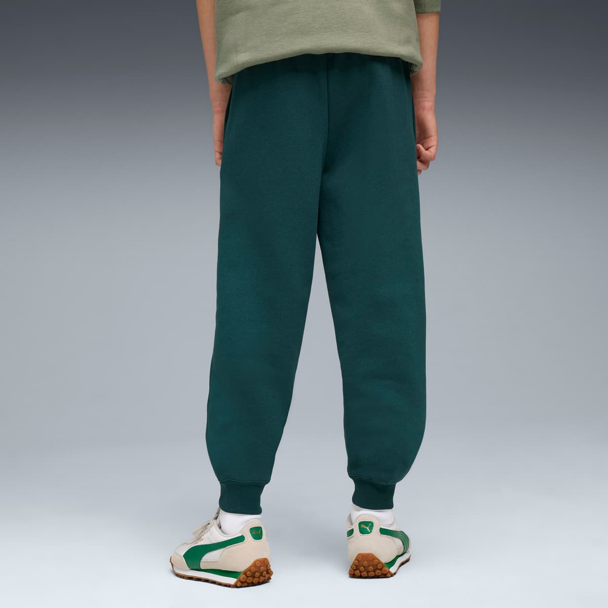 PUMA ESS No. 1-logo fleece sweatpant voor Heren, Groen, Maat 11-12Y thumbnail 3
