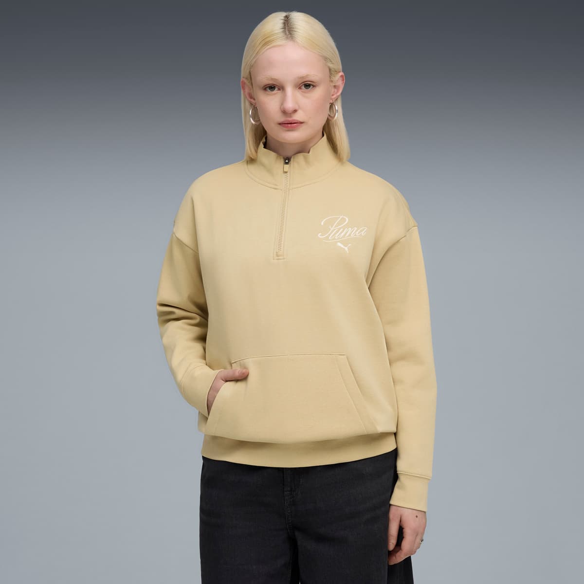 PUMA Essentials Script relaxte sweater met ronde hals, halve rits en hoge hals voor Dames, Beige, Maat XXS