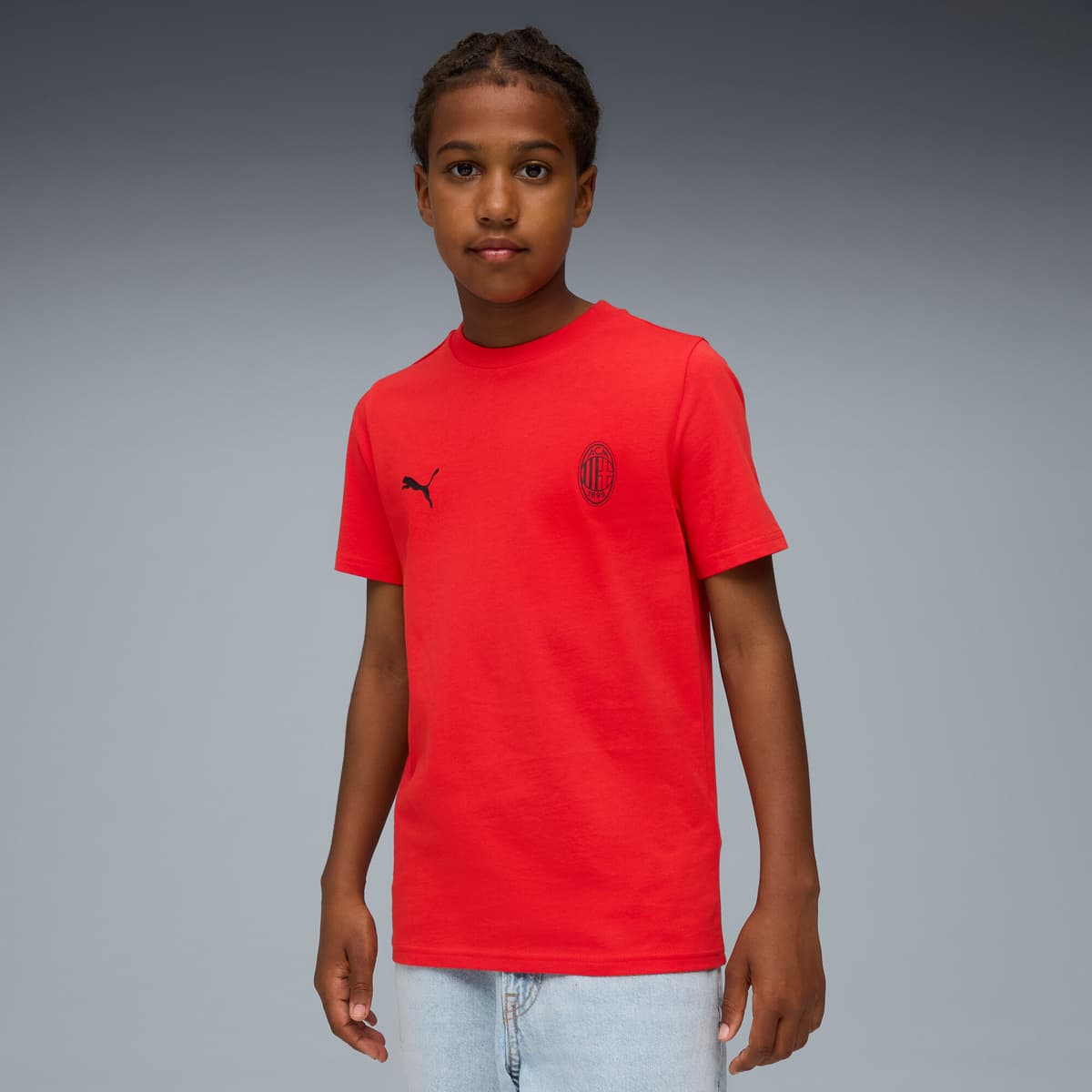 PUMA AC Milan FtblEssentials T-shirt voor Heren, Zwart/Rood, Maat 7-8Y