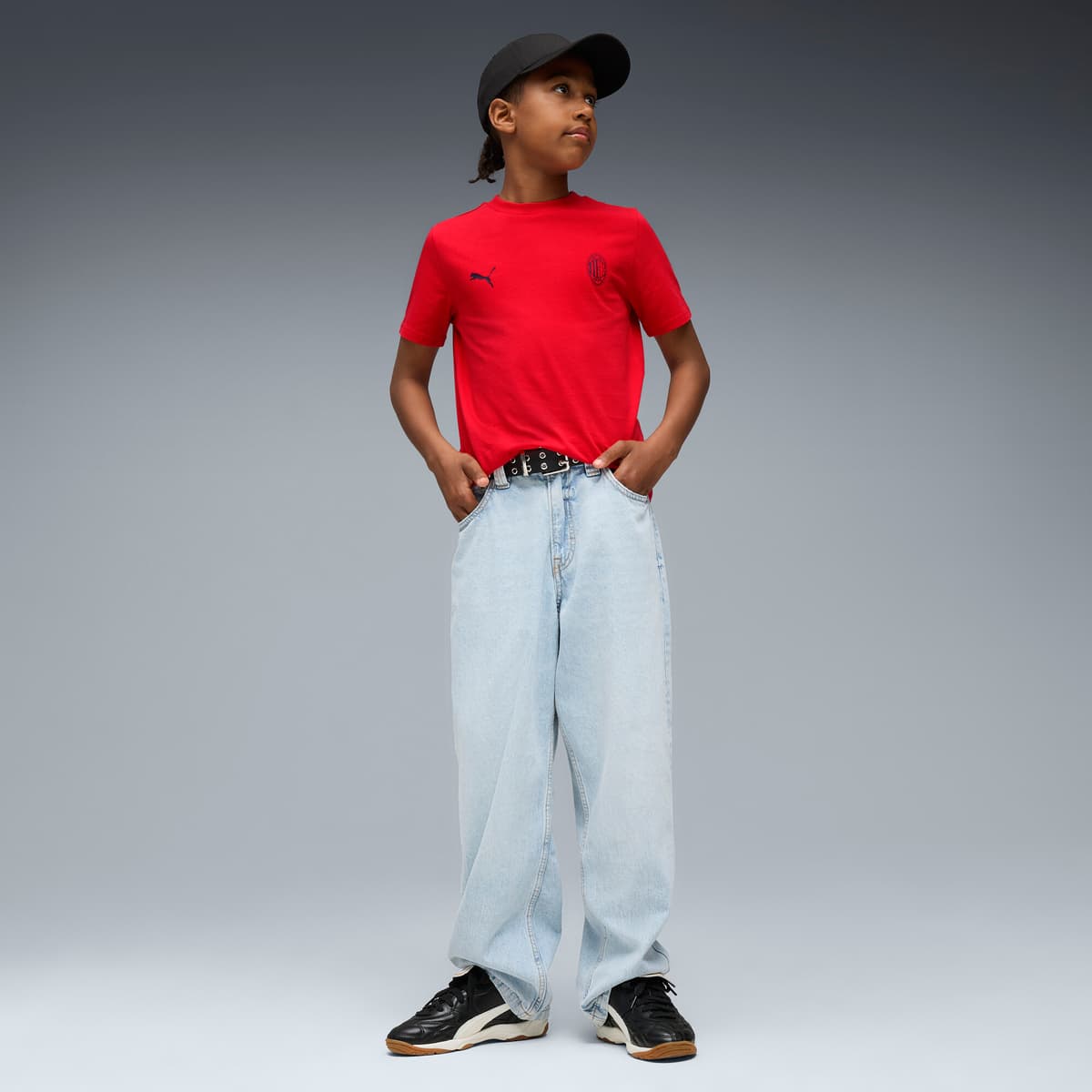 PUMA AC Milan FtblEssentials T-shirt voor Heren, Zwart/Rood, Maat 9-10Y thumbnail 4