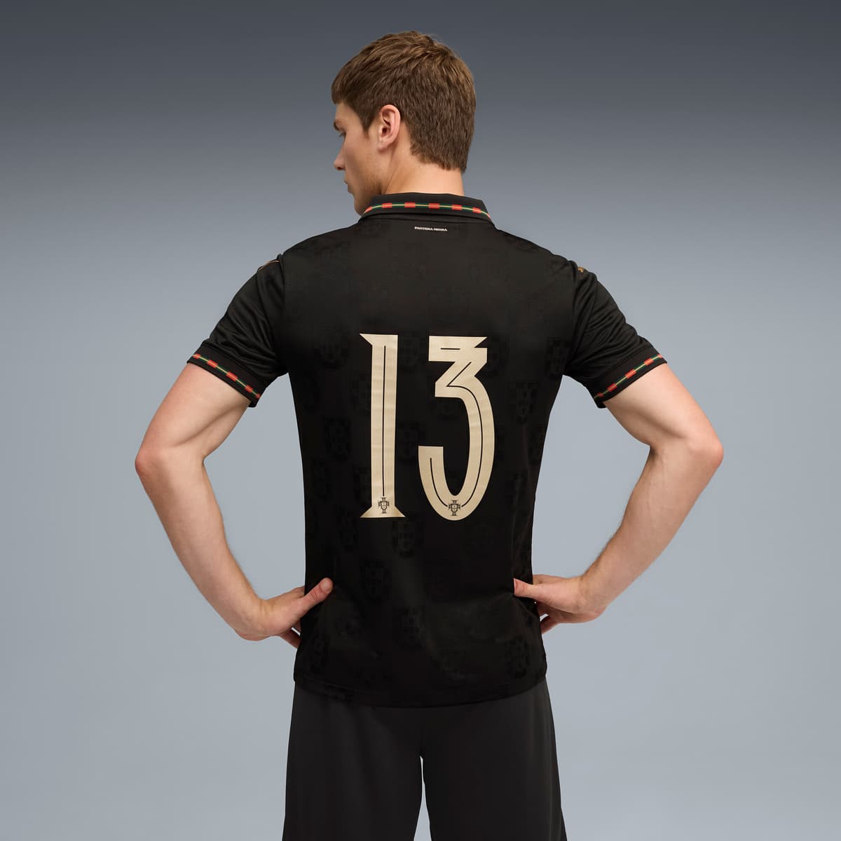 PUMA Portugal 25/26 Authentic Special Edition EusÃ©bio voetbalshirt voor Heren, Zwart/Goud, Maat L thumbnail 7