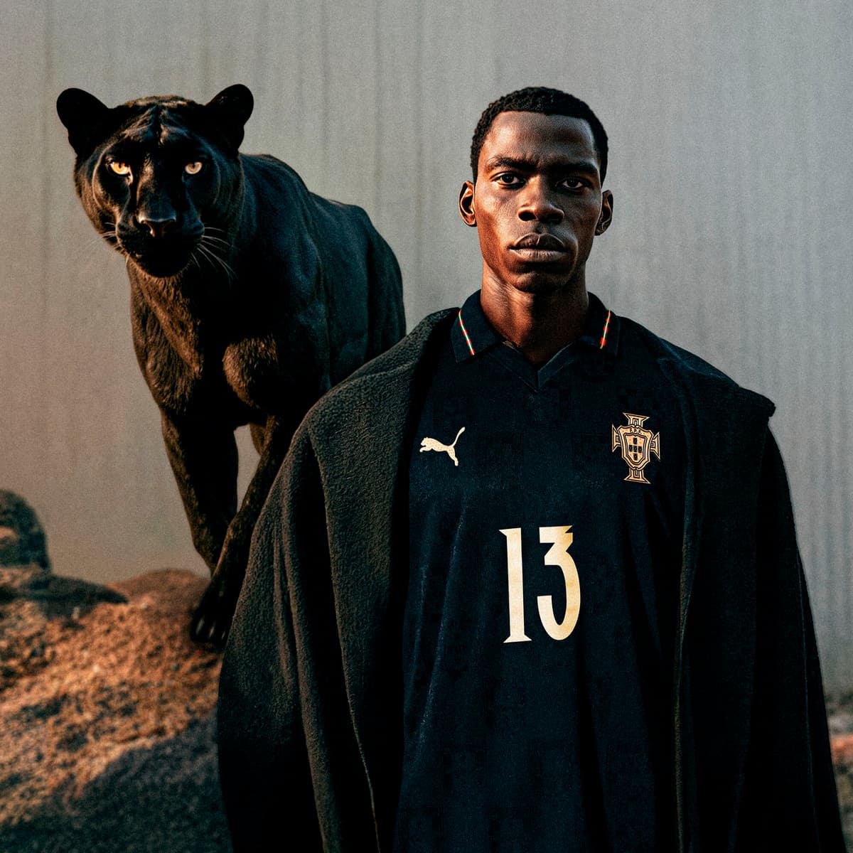 PUMA Portugal 25/26 Special Edition EusÃ©bio voetbalshirt voor Heren, Zwart/Goud, Maat M thumbnail 2