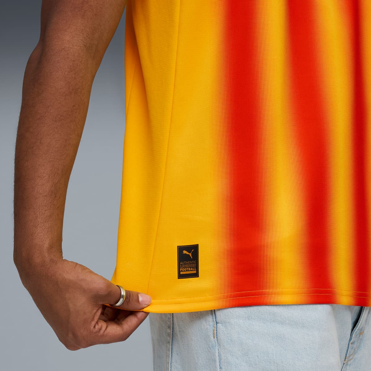 PUMA Valencia CF 25/26 derde shirt voor Heren, Rood/Geel, Maat XL thumbnail 2