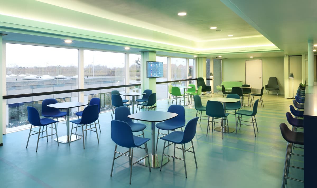 Normann Copenhagen Form Barstool Barkruk 75cm Met Verchroomd Onderstel Rood thumbnail 2