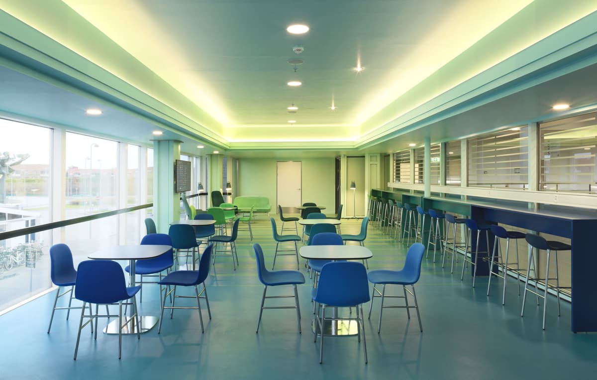 Normann Copenhagen Form Barstool Barkruk 75cm Met Verchroomd Onderstel Rood thumbnail 4