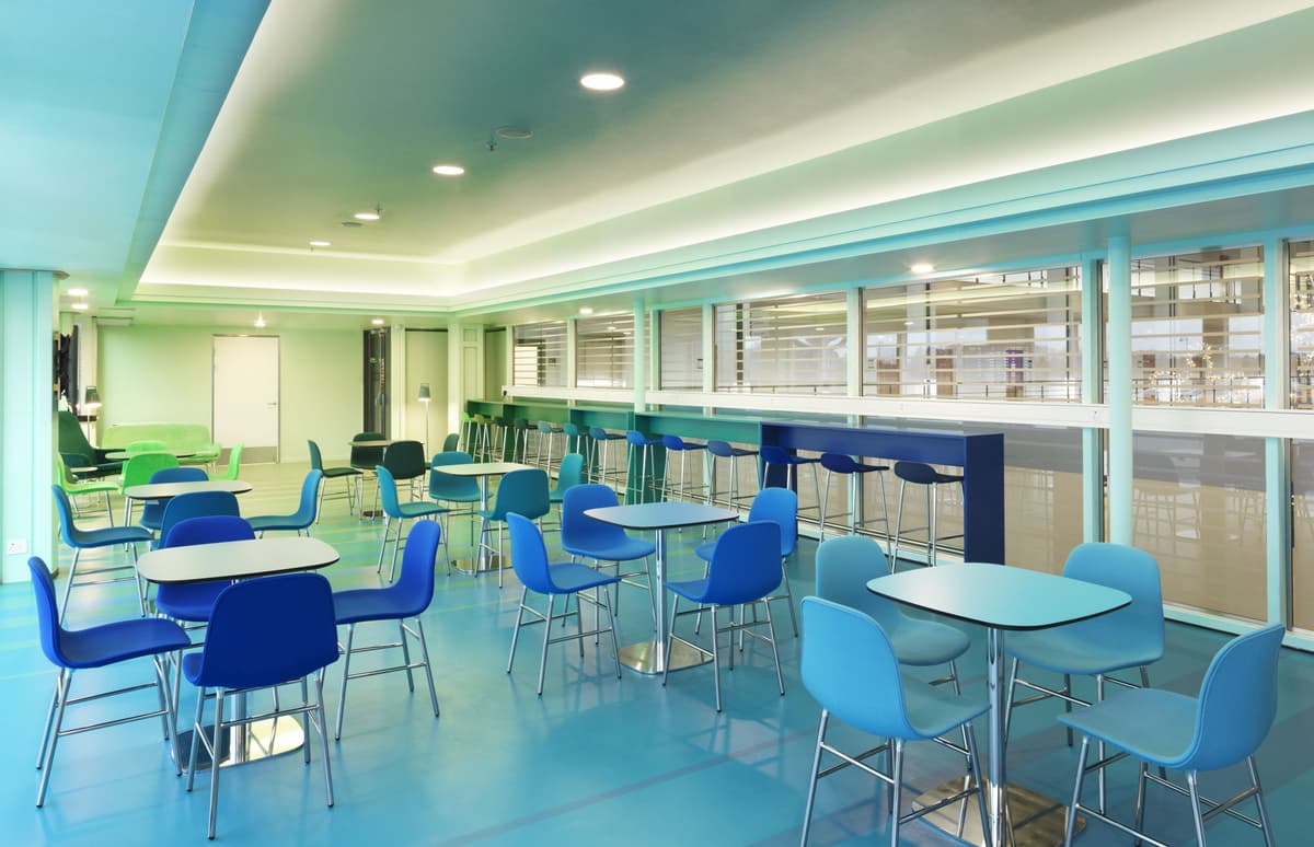 Normann Copenhagen Form Barstool Barkruk 75cm Met Verchroomd Onderstel Rood thumbnail 3