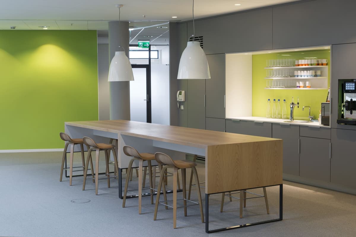 Gubi Gubi 3D HiRek Barkruk Met Eiken Onderstel 65 Cm Zwart thumbnail 3