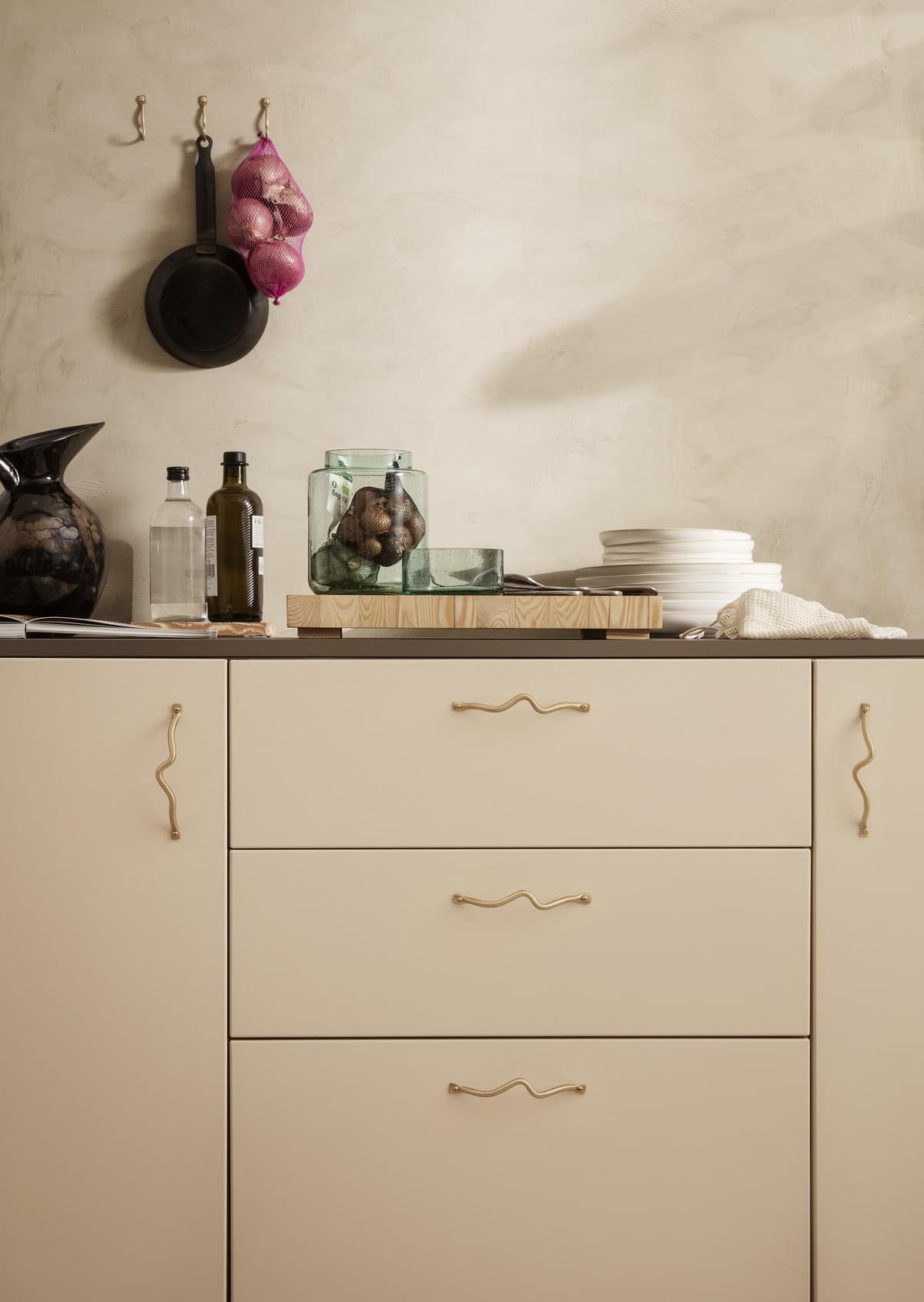 Ferm Living Curvature Handvat Messing Zwart thumbnail 3