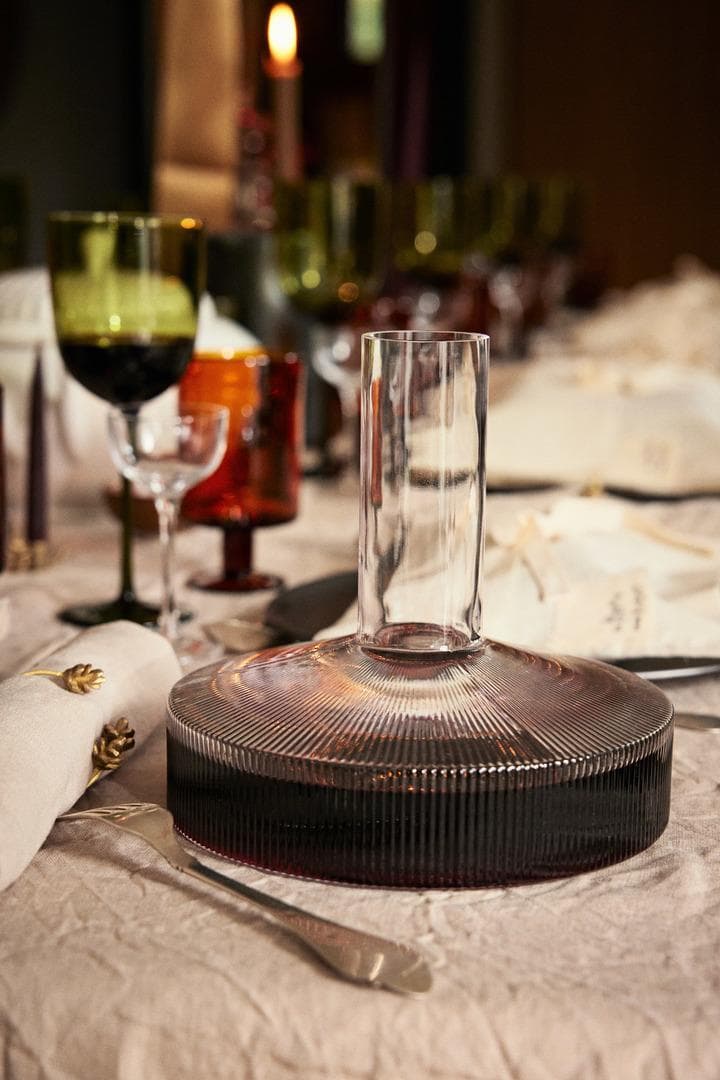 Ferm Living Ripple Wijn Karaf 1,1L Gerookt Glas thumbnail 3