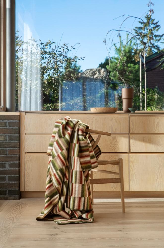 Røros Tweed Ida Plaid 135x200 Olive Burgundy thumbnail 3