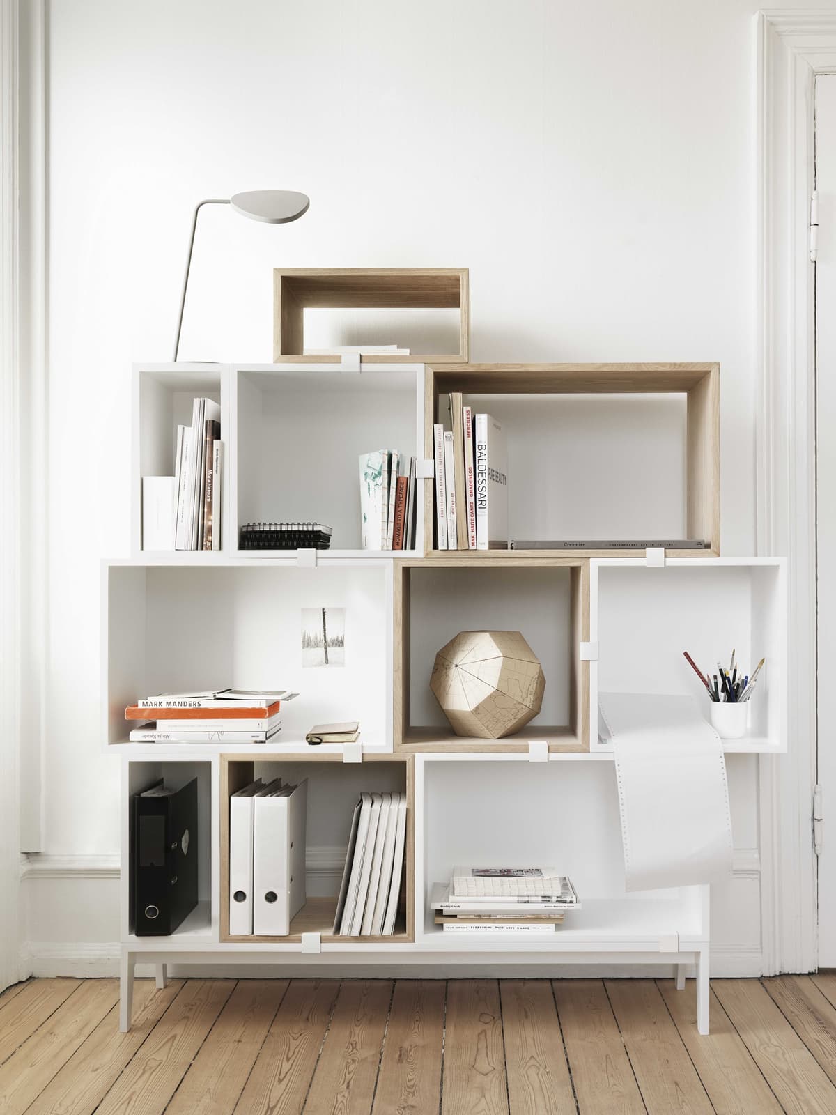 Muuto Stacked 2.0 Kast Met Backboard Medium Lichtgrijs thumbnail 2