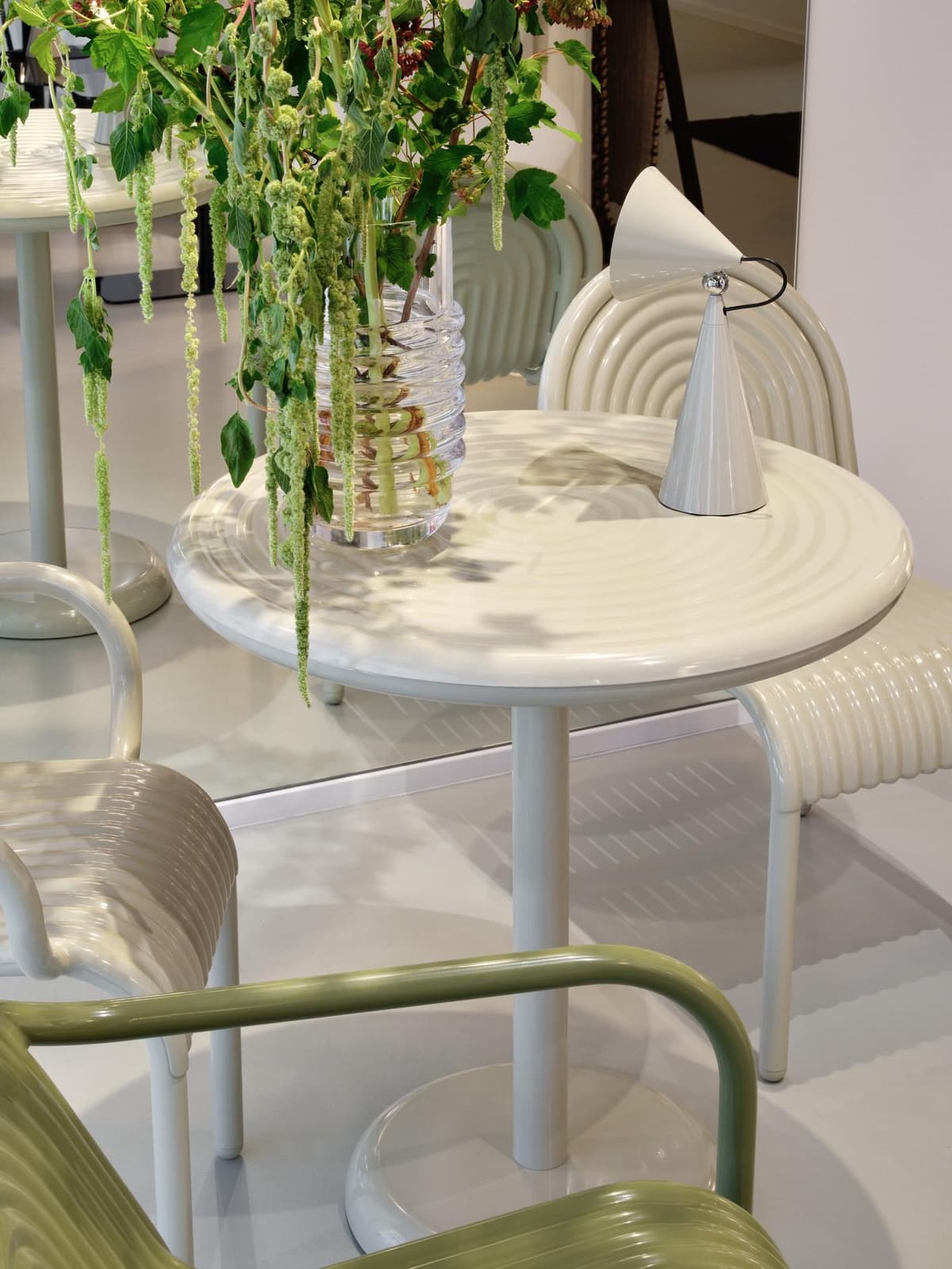 Tom Dixon Groove Round TuintafelØ69,7 Putty thumbnail 3