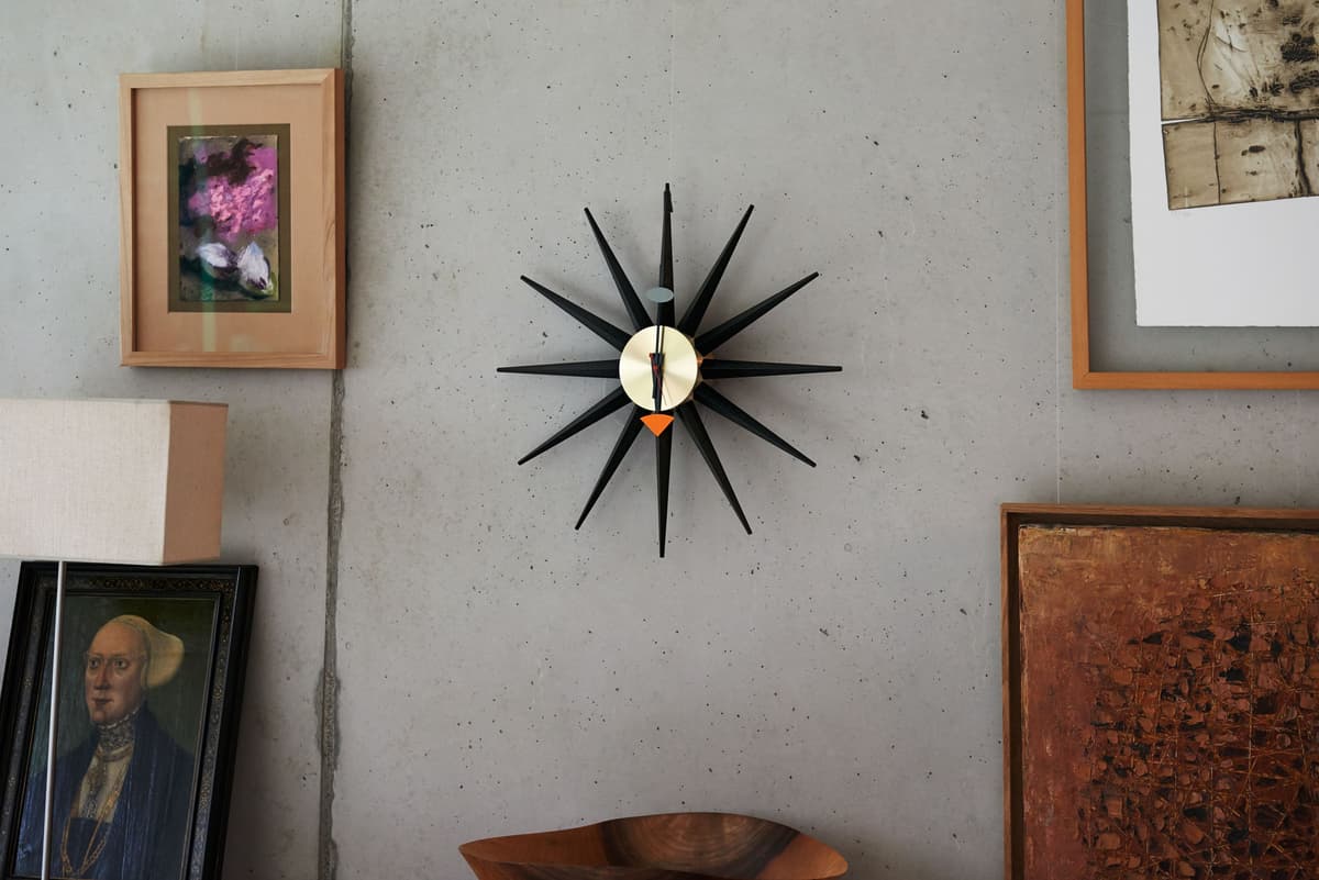 Vitra Sunburst Clock KlokØ47 Walnoot thumbnail 4