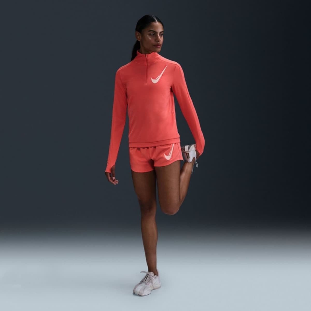 Nike Swoosh 1/2 Zip Run Sportsweater Dames Rood S/36. thumbnail 2