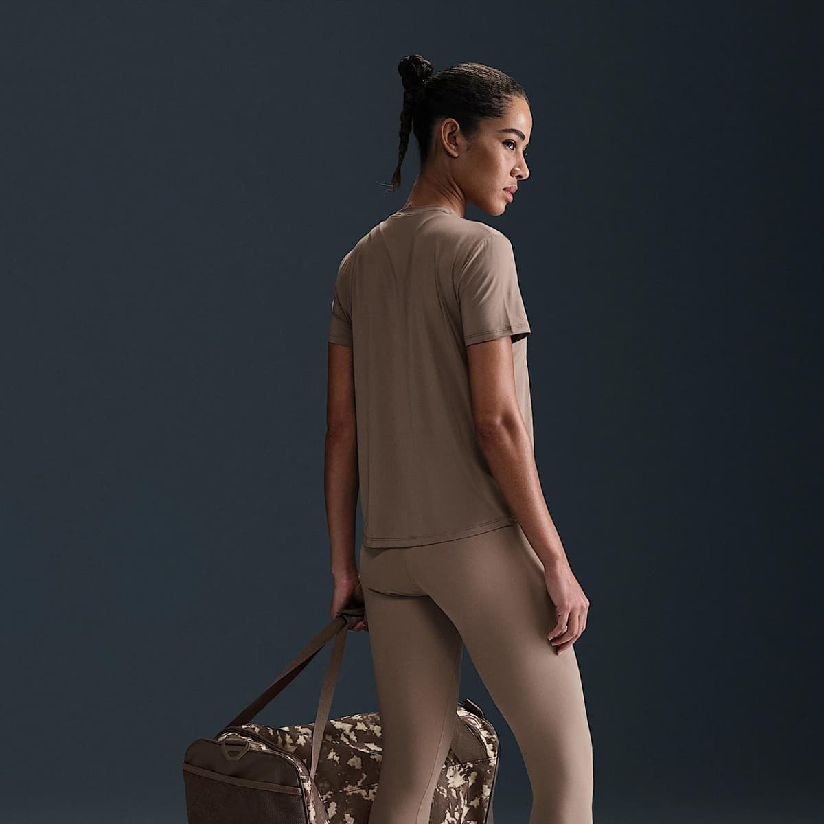 Nike One Classic Dri-fit Sportshirt Dames Bruin S/36. thumbnail 2