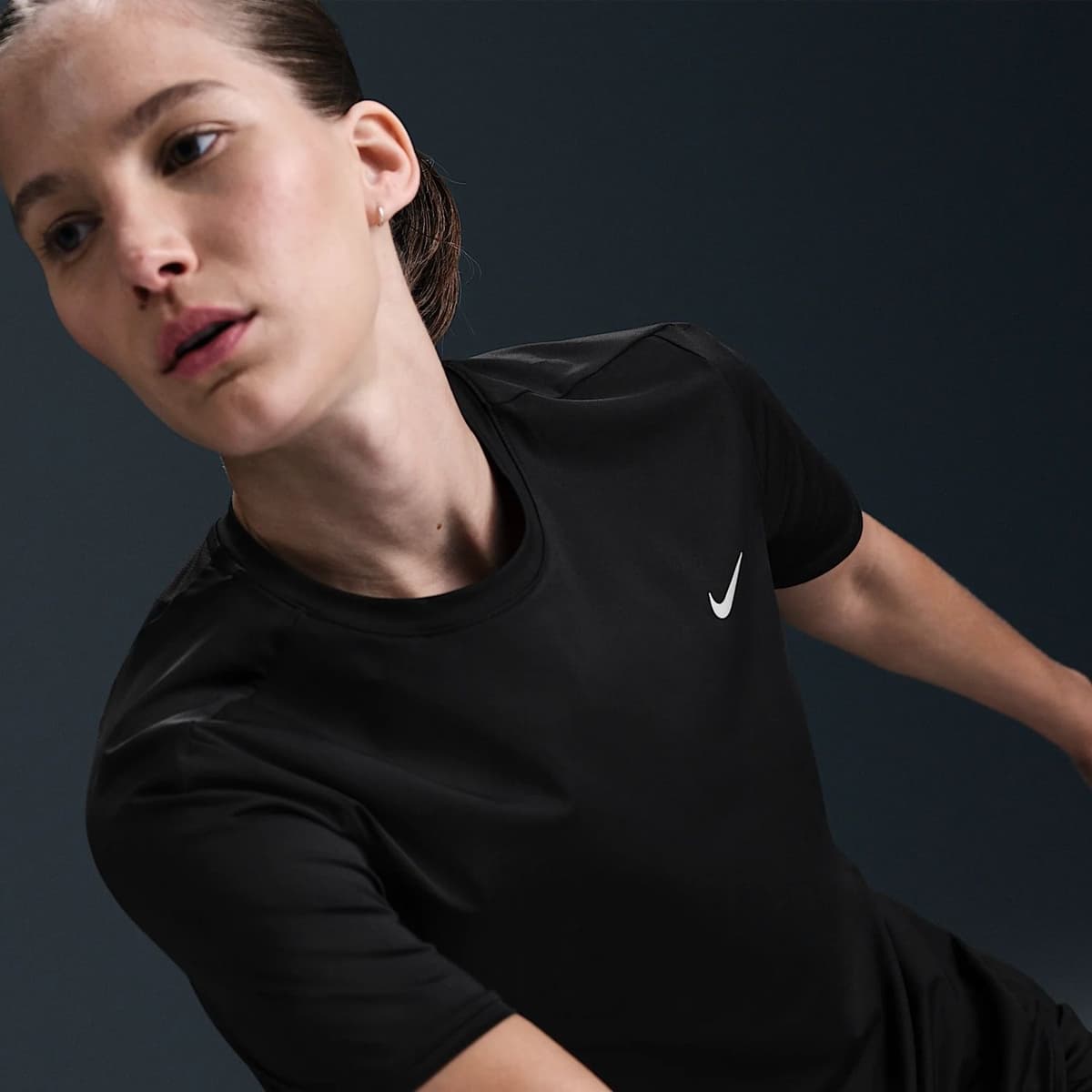 Nike Swift Dri-fit Sportshirt Dames Zwart M/38 thumbnail 4