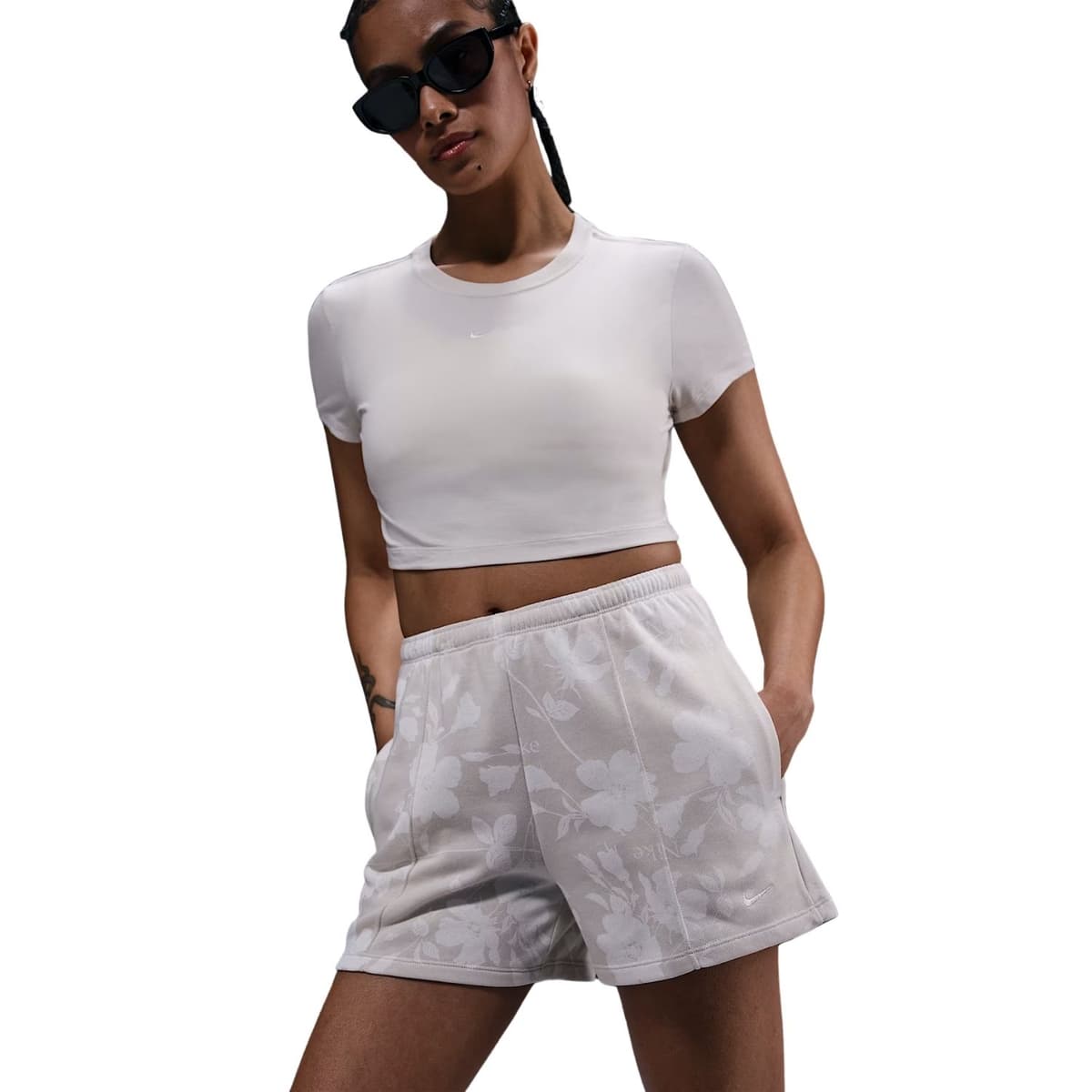 Nike Chill Terry Mid Rise Sportshort Dames Beige L/40. thumbnail 4