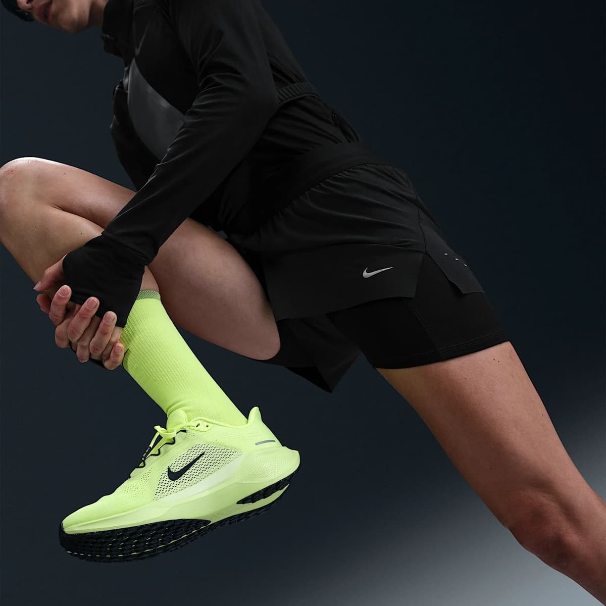 Nike Swift Dri-fit 2 In 1 Sportshort Dames Zwart L/40 thumbnail 3