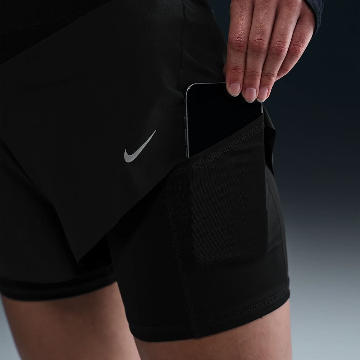 Nike Swift Dri-fit 2 In 1 Sportshort Dames Zwart L/40 thumbnail 2