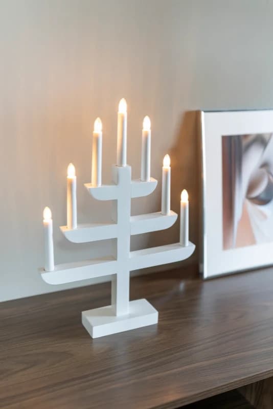 Konstsmide LED Kandelaar Massief Hout | 7 Kaarsen 21W 230V | Uitwisselbare LED | On/off Schakelaar | Binnen | Wit Gelakt, Witte Kabel thumbnail 2